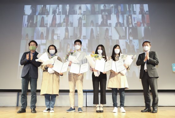 서울 세종대로 KT스퀘어에서 5일 열린 '랜선야학' 1기 수료식에서 서울시교육청 조희연 교육감(왼쪽 첫번째)과 구현모 KT 대표(오른쪽 첫번째)가 학부모, 대학생 멘토들과 함께 기념 촬영을 하고 있다. KT 제공
