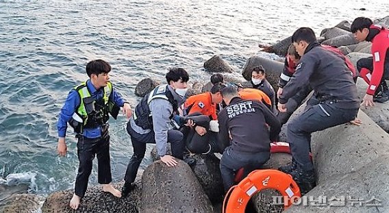 지난 3월 23일 오전 제주시 탑동 앞 바다에 빠진 40대 여성이 제주해경에 의해 구조됐다. [사진=제주해경 제공]