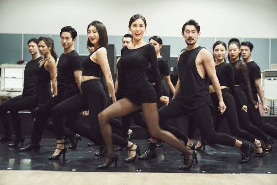 뮤지컬 '시카고'에서 벨마 역을 맡은 윤공주(가운데)가 다른 배우들과 연습에 열중하고 있다. 신시컴퍼니 제공