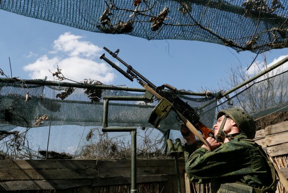 우크라이나 도네츠크주 도네츠크 외곽에서 2일(현지시간) 친러 도네츠크 인민공화국 소속 민병대가 우크라이나 전선 방향의 하늘을 경계하고 있다.로이터뉴스1