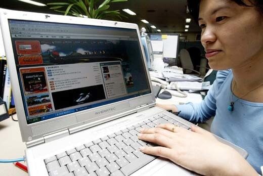 2005년 삼보컴퓨터의 99만원짜리 노트북인 에버라텍 5500으로 한 여성 네티즌이 인기 게임인 ‘카트라이더’를 즐기고 있다. 이정용 기자 lee312@hani.co.kr
