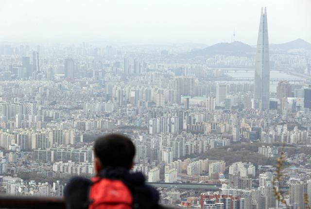 이달 1일 남한산성에서 바라본 서울 강남 풍경. 연합뉴스