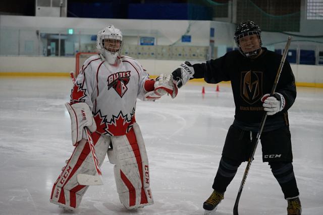 배정연(수성중 2학년 왼쪽) 선수와 아버지 배진수씨가 대구아이스링크장에서 함께 훈련을 하고 있다. 김재현 기자