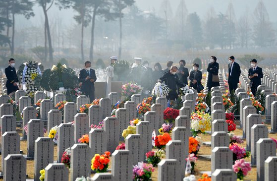 지난달 26일 제6회 서해수호의 날을 맞아 국립대전현충원 천안함 46용사 묘역을 찾은 유족과 장병이 추모하고 있다. [프리랜서 김성태]
