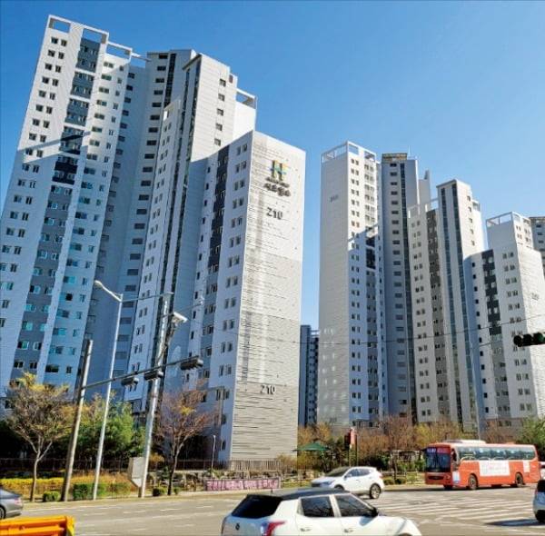 인근 임대아파트인 ‘LH 5단지’보다 전용면적 84㎡ 주택형 공시가격이 낮게 책정된 서울 우면동 ‘서초힐스’ 아파트.    김병언 기자 misaeon@hankyung.com