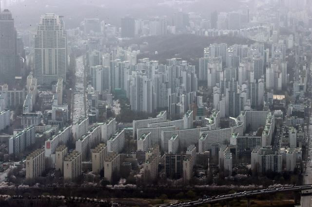 지난해 연말부터 이어진 집값 상승세가 계속될 것인지에 시장의 관심이 집중되고 있다. 사진은 서울 강남구 일대 아파트 단지 모습. 연합뉴스