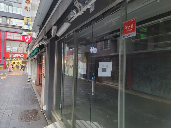 서울 중구 명동 거리에 임대를 내놓은 매장들이 줄지어 있다. [매경DB]