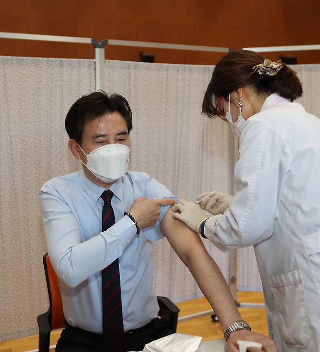 서철모 화성시장이 5일 동탄보건소에서 아스트라제네카 코로나19 백신을 접종 받고 있는 모습이다. 화성시청 제공