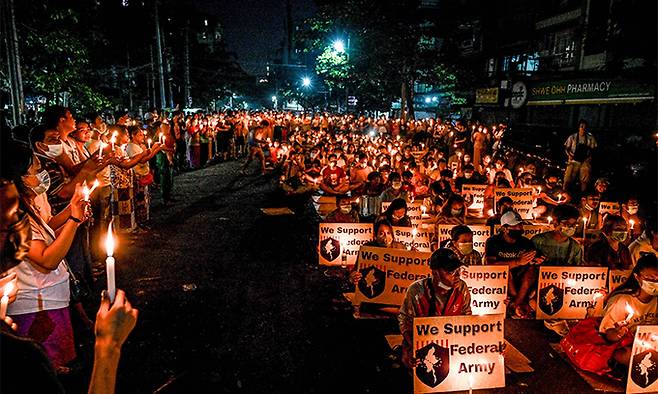 미얀마 최대 도시 양곤에서 지난 3일 시위대가 군부 쿠데타를 규탄하는 촛불 집회를 진행하고 있다. 양곤=AFP연합뉴스