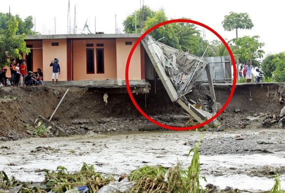 인도네시아 동부에서 대규모 산사태와 홍수가 발생해 60여 명이 사망하고 수천 명의 이재민이 발생했다. AP 연합뉴스
