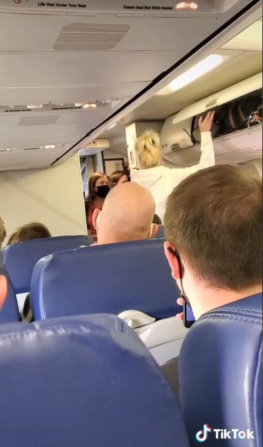 방역수칙을 지키지 않은 승객이 비행기에서 내리자 사우스웨스트 항공에 탄 사람들이 박수를 치고 있다. 틱톡 캡처