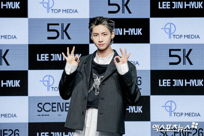 Lee Jin-hyuk, who attended the showcase commemorating the release of Singer Lee Jin-hyuks Mini album SCENE26, which was held Online on the afternoon of the 5th, has photo time.Photo: Providing TOP Media