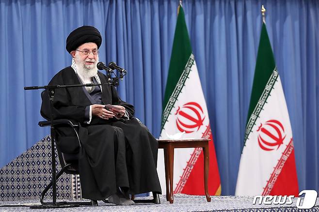 이란 최고지도자 아야톨라 세예드 알리 하메네이가 테헤란에서 이란 혁명 42주년을 앞두고 공군 지휘관들을 대상으로 한 연설에서 "미국이 이란의 핵 합의 의무 복귀를 원한다면 미국이 먼저 제재를 완전히 해제해야 한다＂고 밝히고 있다. © AFP=뉴스1 © News1 우동명 기자