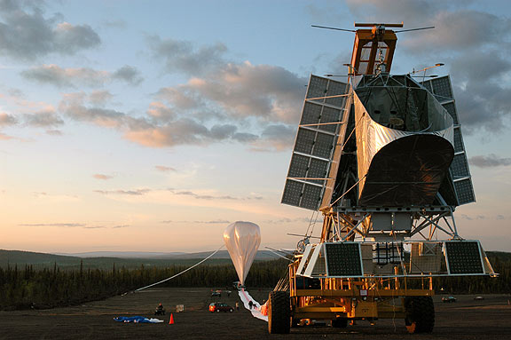 스웨덴우주국이 운영하는 이스레인지우주센터에는 대형 기구 발사 시설이 갖춰져 있다. 사진은 2005년 이스레인지우주센터에서 우주 관측 망원경 블라스트(BLAST)를 대형 기구에 연결해 발사하는 장면. SSC 제공