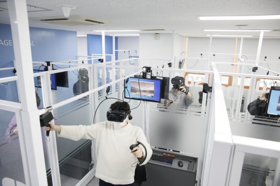 한국산업기술대 학생들이 새로 마련한 메타버스 공학교육실습실 ‘퓨처VR랩’에서 장비를 시연하고 있다.