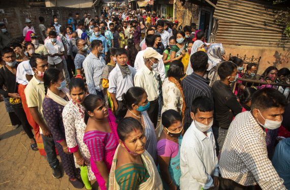 6일 지방 주의회 선거가 순차투표로 실시되는 인도에서 주민들이 줄을 서 기다리고 있다. 뉴시스