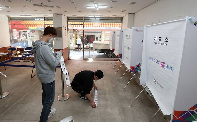 4·7 재보궐선거를 하루 앞둔 6일 오후 서울 강북구 한 재래시장에 투표소가 설치되고 있다. 연합뉴스