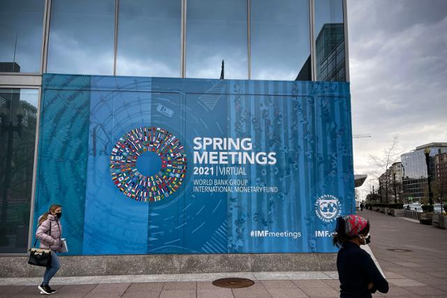 미국 워싱턴DC 국제통화기금(IMF) 본부 외벽에 1일(현지시간) IMF·세계은행(WB) 연례회의 알림 포스터가 붙어 있다. AFP 연합뉴스