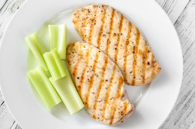 기름기 없이 굽거나 삶은 닭가슴살은 밤에 먹어도 위장에 자극을 덜 주면서 작은 열량에도 충분한 포만감을 준다./사진=클립아트코리아