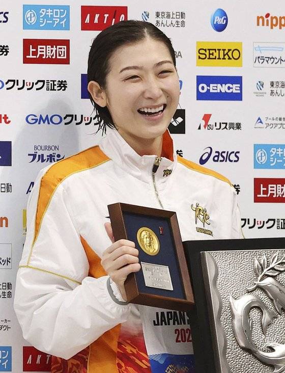 이케에 리카코가 여자 접영 100m 우승 시상식 중 기념촬영을 하고 있다.AP=연합뉴스