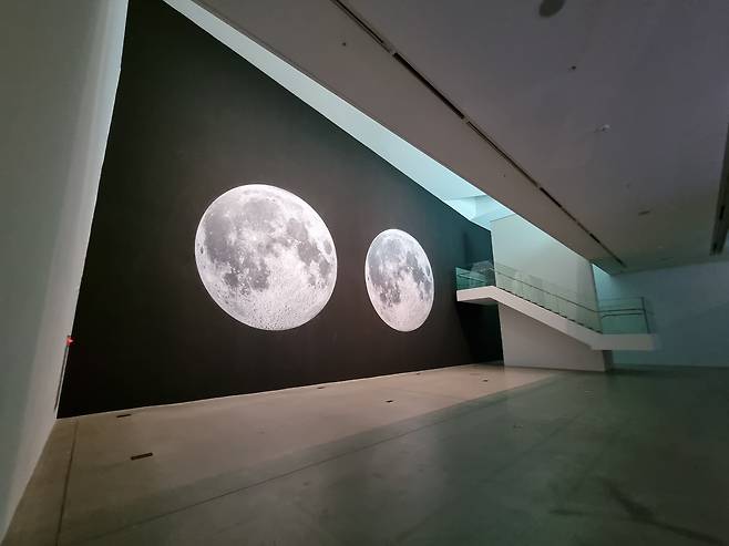 양아치 <태양계>, 2021, 스크린, 사운드, 가변크기