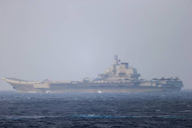 중국 항모, 오키나와 지나 대만 앞바다로 중국 항공모함 랴오닝함이 지난 4일 일본 오키나와 남부 미야코 해협을 지나고 있다. 중국 해군은 6일 중국의 첫 번째 항공모함인 랴오닝함을 비롯해 6척의 함선으로 구성된 항모편대가 대만 앞바다에서 훈련 중이라고 밝혔다.   오키나와 | 로이터연합뉴스