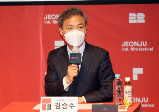 Jeonju Mayor Kim Seung-su speaks during a press conference ahead of the Jeonju International Film Festival at the Jeonju Digital Independent Cinema in Jeonju, North Jeolla Province, Tuesday. (Yonhap)