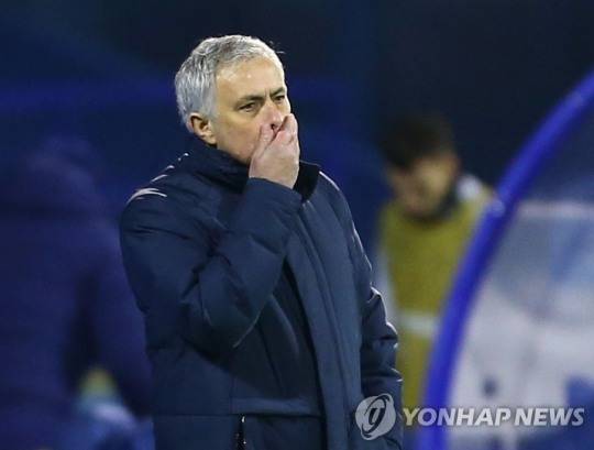 축구에서 덕아웃과 벤치는 보통 감독과 후보 선수들이 앉아있는 공간으로 같은 뜻으로 사용한다. 하지만 엄밀한 의미에서는 차이가 있다. 사진은 조제 모리뉴 토트넘 감독이 경기가 잘 안풀리자 안타까운 표정을 짓는 모습. [로이터=연합뉴스]
