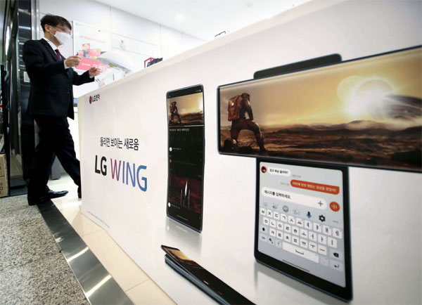 LG전자가 스마트폰 사업을 철수하기로 결정한 5일 서울 시내 한 LG전자 매장 직원이 진열된 스마트폰을 보고 있다. [한주형 기자]