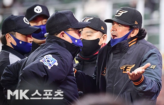 6일 오후 인천SSG랜더스필드에서 열린 "2021 KBO 리그" 한화 이글스와 SSG 랜더스 경기에서 SSG가 선발 박종훈의 7이닝 2피안타 5탈삼진의 호투와 6회에 터진 최주환의 역전 결승홈런을 앞세워 2-1 역전승을 거두면서 개막 2연승을 질주했다. 8회말 2사에서 한화 수베로 감독이 투수 교체 과정에서 통역 실수 관련해 심판진들에게 격렬하게 항의를 하고 있다. 수베로 감독은 항의 규정 시간인 4분을 넘겨 퇴장을 당했다. 사진(인천)=김영구 기자