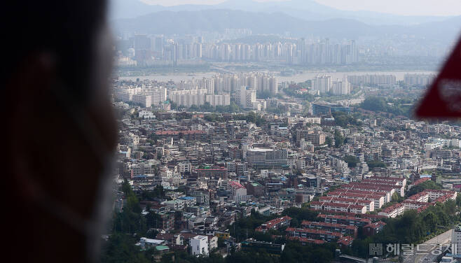 서울 남산서울타워 전망대에서 한 시민이 서울시내를 바라보고 있다. [헤럴드경제 DB]