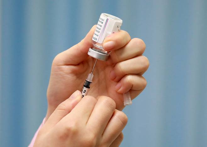 서울 마포구 보건소에서 한 의료진이 보건의료단체장 아스트라제네카 코로나19 백신 접종을 앞두고 백신을 주사기에 담고 있다. [연합]