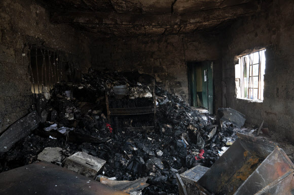 5일(현지시간) 나이지리아 이모주 오웨리의 한 교도소 내부가 불에 타 재만 남아 있다. AP=뉴시스 