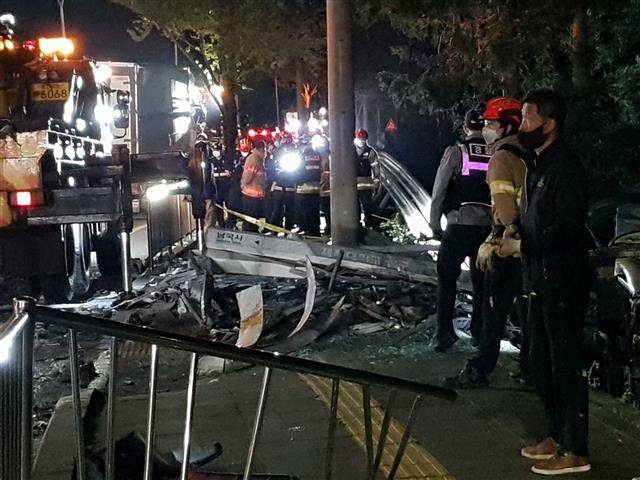 제주대입구 연쇄 추돌사고에 무너진 정류장 - 6일 오후 5시59분쯤 제주대학교 입구 사거리에서 산천단서 제주시내 방향으로 달리던 화물트럭이 맞은편 시내버스 2대와 1톤 트럭을 잇따라 들이받았다. 사진은 사고 현장에서 무너져내린 버스 정류장 모습.2021.4.6 뉴스1