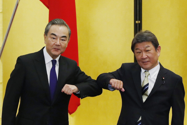 지난해 11월 일본 도쿄에서 만난 왕이(왼쪽) 중국 외교부장과 모테기 도시미쓰 일본 외무상. /AP연합뉴스