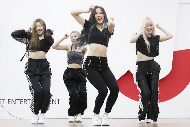 그룹 루나솔라가 ‘다다다’ 안무 연습을 하고 있는 모습.(사진=이영훈 기자)