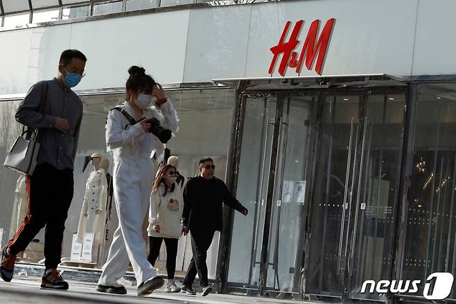 중국 베이징 쇼핑가에 있는 H&M 매장 2021년 3월 28일 모습. © 로이터=뉴스1
