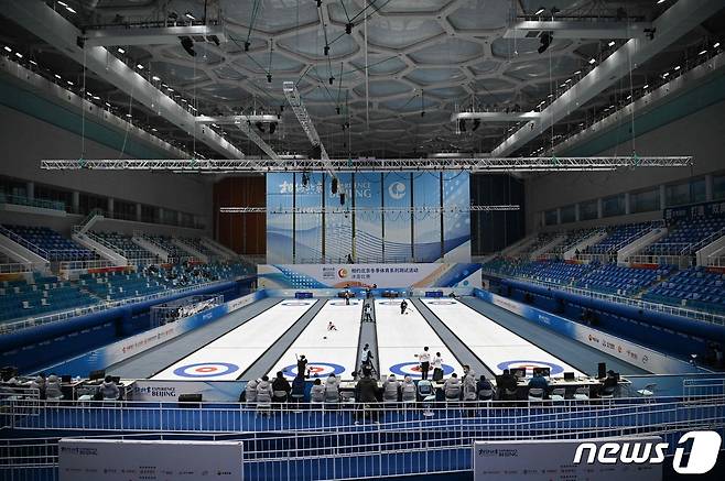 지난 2일 중국 베이징 국가수영센터에서 2022년 베이징 동계올림픽에 출전하는 중국 컬링 대표팀 선수들의 시범경기가 열리고 있다. © AFP=뉴스1