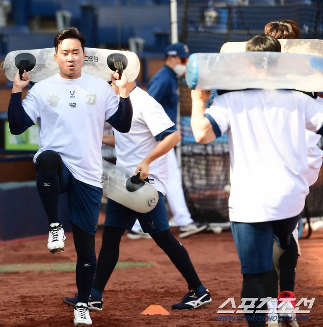 2021 KBO리그 NC다이노스와 롯데자이언츠의 경기가 7일 창원 NC파크에서 열릴 예정이다. 경기전, NC 김태군이 물이 채워진 워터백을 들고 근력운동을 하고 있다.