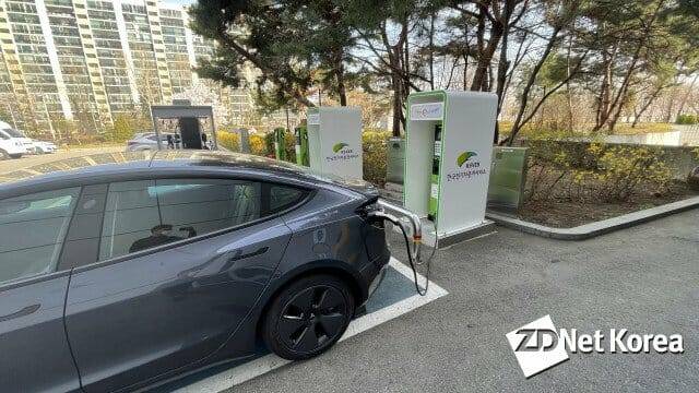 서울 한 완속충전기에 충전중인 테슬라 모델 3