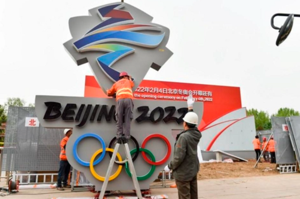지난해 중국 허베이성 장자커우시에 베이징 동계올림픽 카운트다운 시계가 설치되고 있다. /로이터 연합뉴스