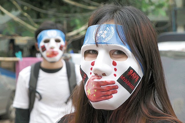 4일 양곤에서는 
청년들이 유엔의 입을 막는 중국의 모습을 형상화한 가면을 쓰고 집회에 나섰다. 양곤=AP 뉴시스