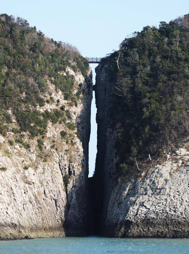 관매도 젊은 남녀의 애틋한 사랑을 완성해 주는 하늘다리. 해상유람선을 타야 진면목이 보인다. ⓒ박준규