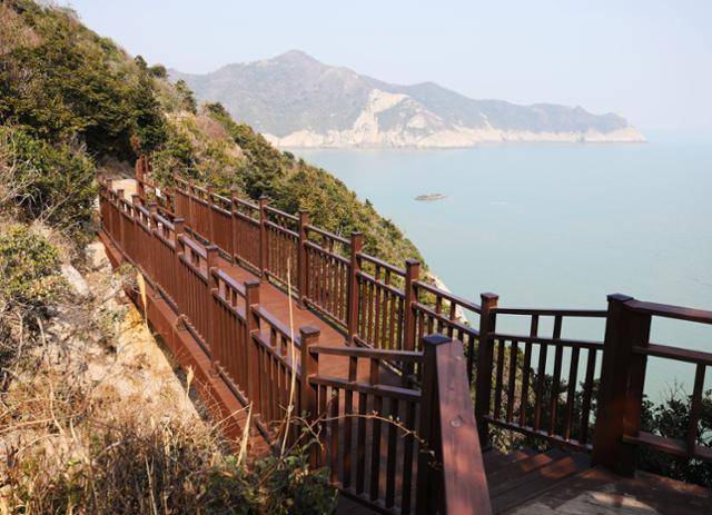 관매도 하늘다리. 사랑하는 남녀만 남기고 치워졌다 연결되던 통나무다리 대신 튼튼한 목재 덱이 놓였다. ⓒ박준규