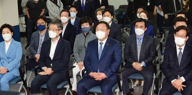 4.7 재보궐선거가 종료된 7일 서울 영등포구 더불어민주당 중앙당사에서 선대위 의원 및 주요 당직자들이 TV모니터로 출구조사 상황을 지켜보고 있다. 오대근 기자