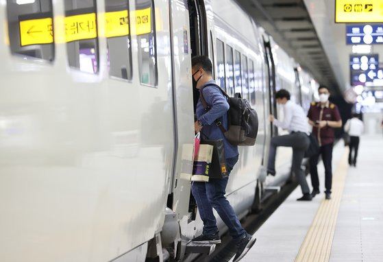 지난해 9월 서울 강남구 SRT 수서역에서 한 시민이 짐을 들고 열차에 타고 있다. 기사 내용과 직접적인 관련 없음. 연합뉴스