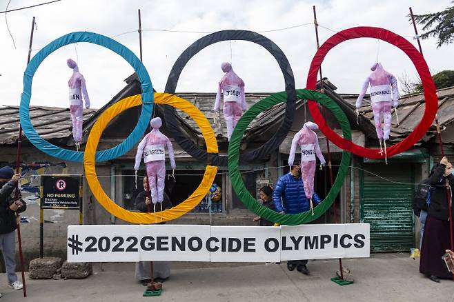 중국의 박해를 피해 인도로 온 티베트 난민들이 지난 2월3일 인도 다람살라에서 2022년 베이징 올림픽 반대 퍼포먼스를 벌이고 있다. 인형들이 목 매달린 올림픽 상징물에는 ‘2022 학살 올림픽’이라는 글귀가 적혀 있다. 다람살라 | AP연합뉴스