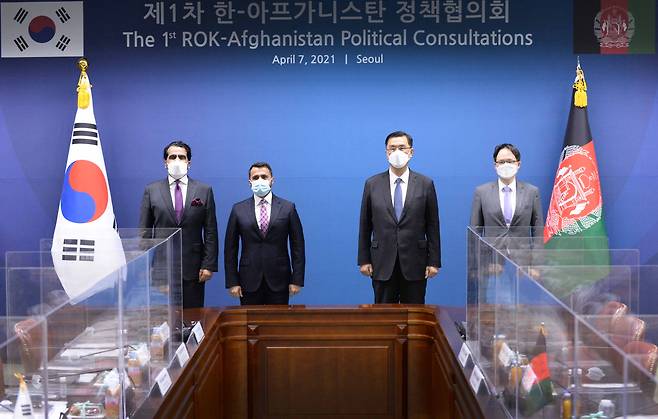 이경철(오른쪽 두 번째) 외교부 아프가니스탄·파키스탄 특별대표가 7일 제1차 한·아프가니스탄 정책협의회를 연 뒤 참석자들과 함께 기념촬영을 하고 있다. 외교부 제공