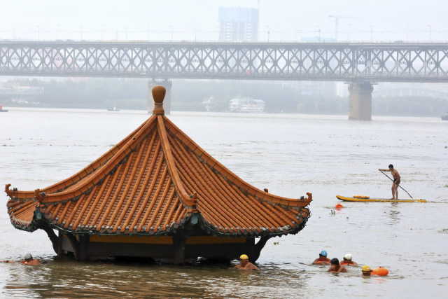 지난해 7월 중국 중부 양쯔강 유역을 덮친 대홍수로 후베이성 우한의 시내가 물에 잠겨 있다. 두달여 홍수로 양쯔강 유역 곡창지대가 큰 피해를 입었다. 기후변화 등의 영향으로 최근 중국에 자연재해가 늘고 있다. /AP연합뉴스