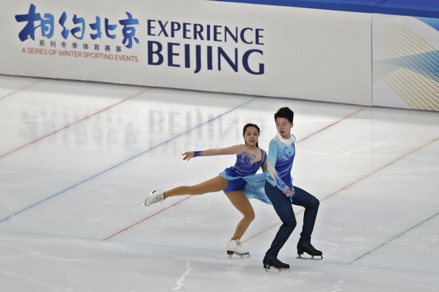 중국 피겨스케이팅 선수들이 지난 2일 베이징에서 열린 2022 베이징 동계올림픽 테스트 행사에서 연기를 펼치고 있다. /AP연합뉴스